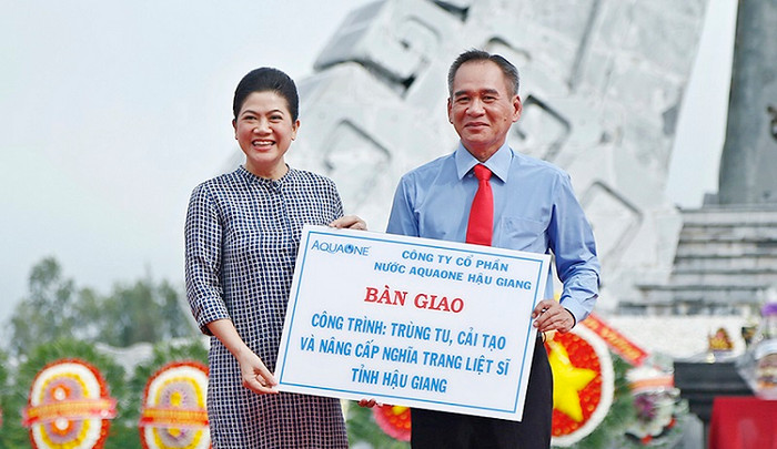Bà Đỗ Thị Kim Liên - Lãnh sự Nam Phi tại Thành phố Hồ Chí Minh, kiêm Chủ tịch Hội đồng Quản trị Công ty Cổ phần Nước AquaOne Hậu Giang bàn giao công trình: trùng tu, cải tạo và nâng cấp nghĩa trang liệt sĩ tỉnh Hậu Giang. Bà Đỗ Thị Kim Liên - Lãnh sự Nam Phi tại Thành phố Hồ Chí Minh, kiêm Chủ tịch Hội đồng Quản trị Công ty Cổ phần Nước AquaOne Hậu Giang bàn giao công trình: trùng tu, cải tạo và nâng cấp nghĩa trang liệt sĩ tỉnh Hậu Giang.