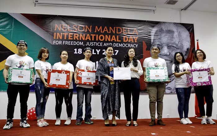 Lãnh sự Nam Phi tại Thành phố Hồ Chí Minh - bà Đỗ Thị Kim Liên trao tặng 50 suất học bổng đến học sinh Trường Phổ thông Đặc biệt Nguyễn Đình Chiểu. ảnh: AT.