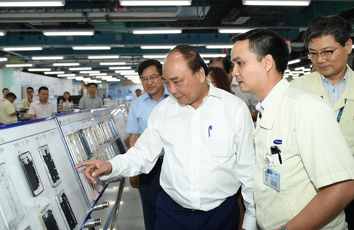 Thủ tướng thăm quan khu nghiên cứu và phát triển của nhà máy Samsung Thái Nguyên. ảnh: VGP. Thủ tướng thăm quan khu nghiên cứu và phát triển của nhà máy Samsung Thái Nguyên. ảnh: VGP.