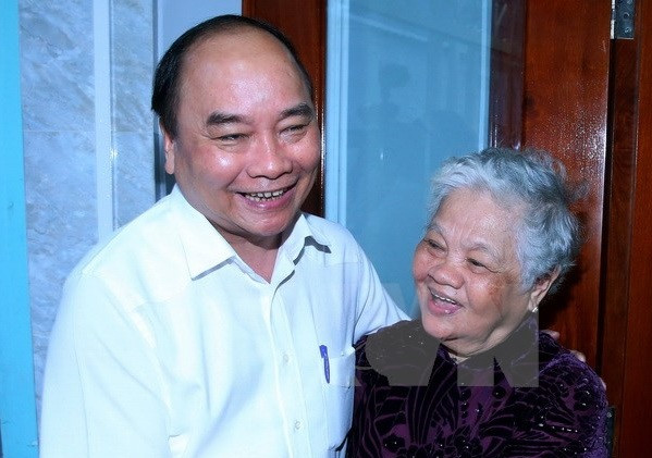 Đảng, Nhà nước luôn dành nhiều sự quan tâm tới các gia đình có công với cách mạng. ảnh: TTXVN.