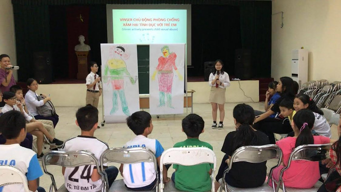 Quy tắc an toàn được Hiền Anh, Quang Trung truyền tải qua tranh vẽ thực tế khiến vấn đề xâm hại tình dục trở nên dễ tiếp thu hơn. Quy tắc an toàn được Hiền Anh, Quang Trung truyền tải qua tranh vẽ thực tế khiến vấn đề xâm hại tình dục trở nên dễ tiếp thu hơn.