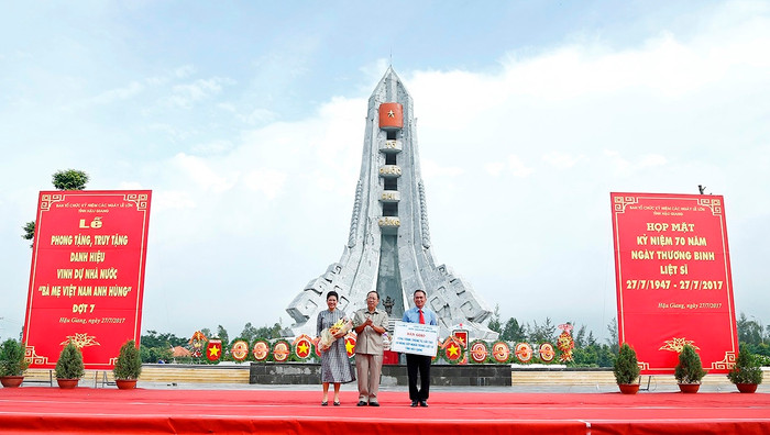 Bí thư Tỉnh ủy Hậu Giang – ông Trần Công Chánh tặng hoa bà Đỗ Thị Kim Liên - người đã có rất nhiều đóng góp cho công tác an sinh xã hội của tỉnh Hậu Giang. Bí thư Tỉnh ủy Hậu Giang – ông Trần Công Chánh tặng hoa bà Đỗ Thị Kim Liên - người đã có rất nhiều đóng góp cho công tác an sinh xã hội của tỉnh Hậu Giang.