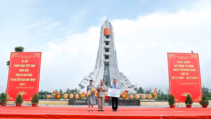 Bí thư Tỉnh ủy Hậu Giang – ông Trần Công Chánh tặng hoa bà Đỗ Thị Kim Liên - người đã có rất nhiều đóng góp cho công tác an sinh xã hội của tỉnh Hậu Giang.