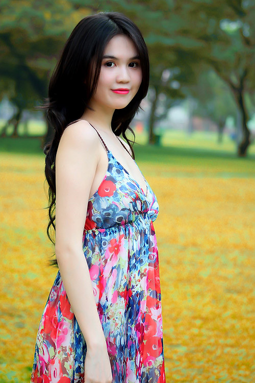 Váy hai dây in họa tiết hoa văn hội họa rực rỡ tôn làn da trắng mịn của Ngọc Trinh Váy hai dây in họa tiết hoa văn hội họa rực rỡ tôn làn da trắng mịn của Ngọc Trinh