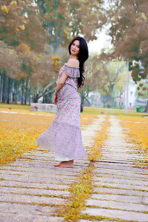 Váy maxi buông vai trần giúp Ngọc Trinh có được cảm giác thư thái cho những ngày đầu hè Váy maxi buông vai trần giúp Ngọc Trinh có được cảm giác thư thái cho những ngày đầu hè