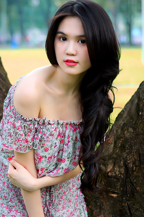 Sở hữu một bờ vai thon và làn da trắng mịn. Chính vì thế váy buông vai trần là mẫu thiết kế phù hợp và giúp Ngọc Trinh thêm phần gợi cảm Sở hữu một bờ vai thon và làn da trắng mịn. Chính vì thế váy buông vai trần là mẫu thiết kế phù hợp và giúp Ngọc Trinh thêm phần gợi cảm