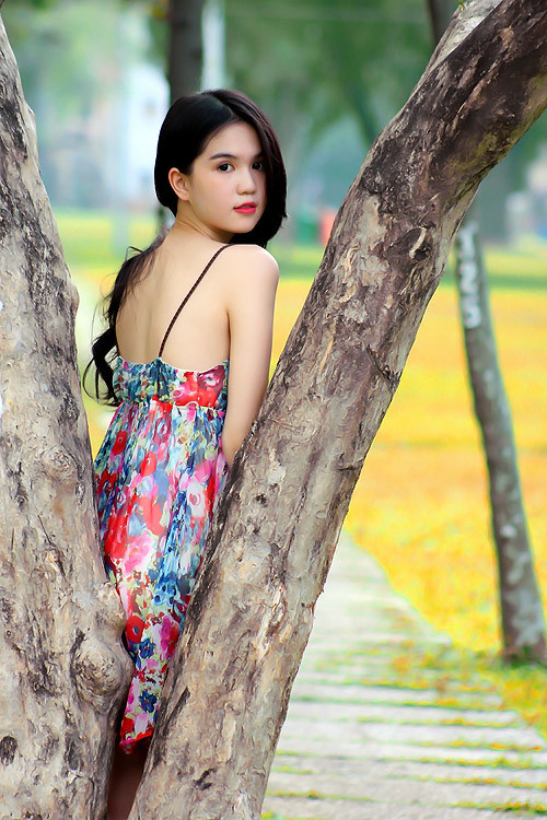 Khi tiết trời bắt đầu trở nên nóng bức, Ngọc Trinh thay đổi ngay "thực đơn" thời trang của mình. Mùa này, cô "kết" nhất những mẫu váy lụa mỏng họa tiết hoa văn hội họa Khi tiết trời bắt đầu trở nên nóng bức, Ngọc Trinh thay đổi ngay "thực đơn" thời trang của mình. Mùa này, cô "kết" nhất những mẫu váy lụa mỏng họa tiết hoa văn hội họa