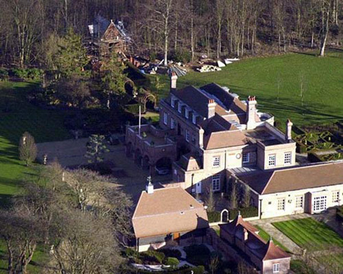 Vợ chồng Beck - Vic đã mua ngôi nhà này từ năm 1999 và đã lắp đặt sửa sang rất nhiều công trình như: bể bơi, sân gôn, phòng tập thể dục, sân bay trực thăng, phòng ghi âm (studio) và cả chuồng ngựa nữa