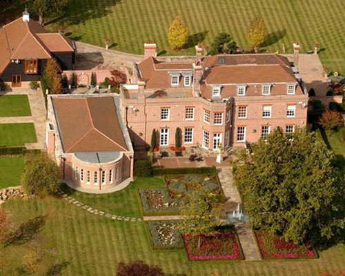 Căn biệt thự khát rộng lớn, thích hợp với đại gia đình của Kim..