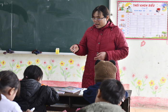 Cô giáo Hoàng Thị Bút miệt mài gieo chữ. (Ảnh: Ngọc Mai). Cô giáo Hoàng Thị Bút miệt mài gieo chữ. (Ảnh: Ngọc Mai).