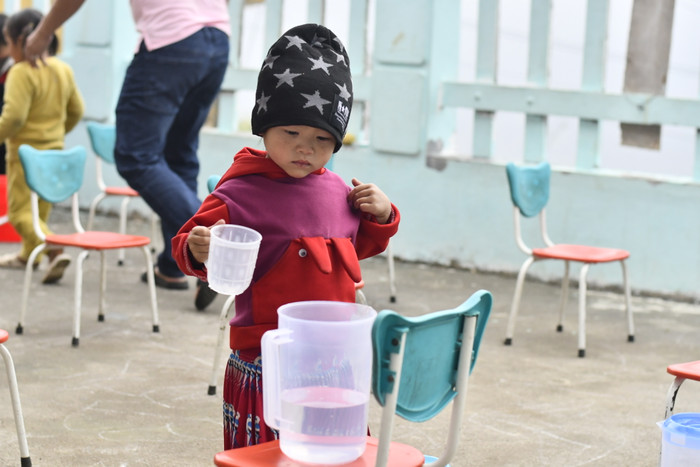 Học sinh Trường Mầm non Hấu Chua tham gia trò chơi do Trung tâm Khu vực miền Nam về Giáo dục Phát triển bền vững (RCE Southern Vietnam) tổ chức. (Ảnh: Ngọc Mai).