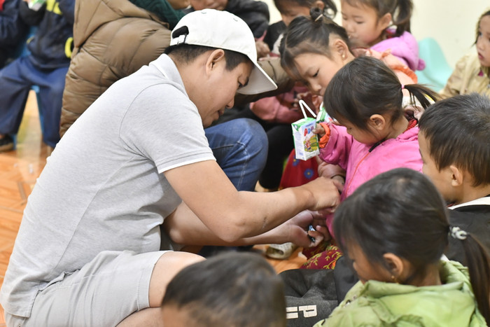 Quỹ Thiện nguyện Sinh viên đã trao tặng 1 nhà vệ sinh, 20 thùng mì tôm, 509 khăn, mũ len, 100 thùng sữa và 200kg gạo cho một số điểm trường vùng cao tỉnh Hà Giang. (Ảnh: Ngọc Mai).