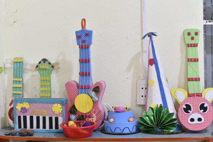 Cô Mai tự thiết kế đồ trang trí lớp học ngộ nghĩnh từ các vật dụng như xốp, giấy màu... (Ảnh: Mai Huệ). Cô Mai tự thiết kế đồ trang trí lớp học ngộ nghĩnh từ các vật dụng như xốp, giấy màu... (Ảnh: Mai Huệ).