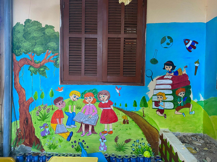 Tranh tường cô Mai vẽ ở điểm trường chính. (Ảnh: Mai Huệ). Tranh tường cô Mai vẽ ở điểm trường chính. (Ảnh: Mai Huệ).