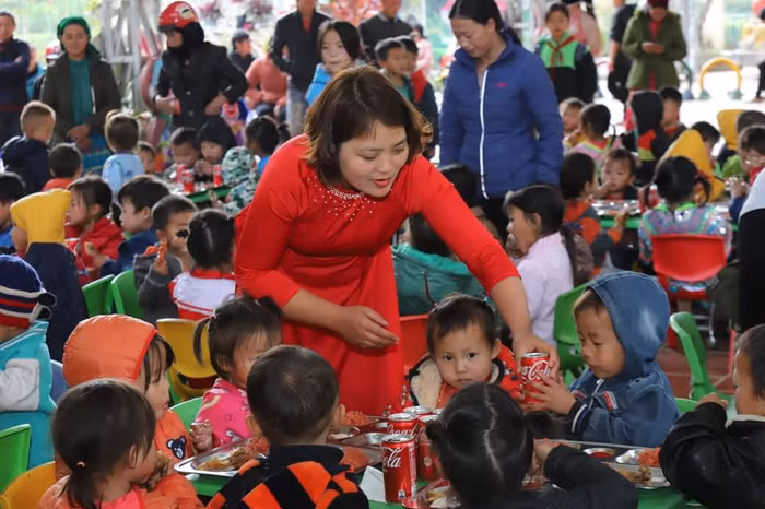 Cô Hạnh cùng học sinh của trường. Ảnh: NVCC Cô Hạnh cùng học sinh của trường. Ảnh: NVCC
