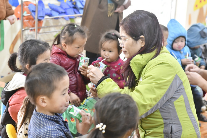 Tiến sĩ Trần Thị Ngọc Diệp - Trưởng Trung tâm Khu vực miền Nam về Giáo dục Phát triển bền vững (RCE Southern Vietnam) tặng sữa học sinh Trường Mầm non Sà Lủng. (Ảnh Ngọc Mai).