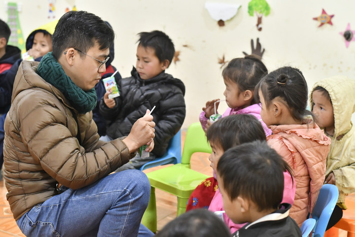 Anh Ngô Hữu Thống - Bí thư Đoàn Cơ quan Đại học Quốc gia Thành phố Hồ Chí Minh trao quà cho các em nhỏ. (Ảnh: Ngọc Mai)