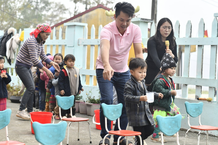 Anh Lê Văn Huy cùng học sinh Trường Mầm non Hấu Chua tham gia trò chơi. (Ảnh: Ngọc Mai).