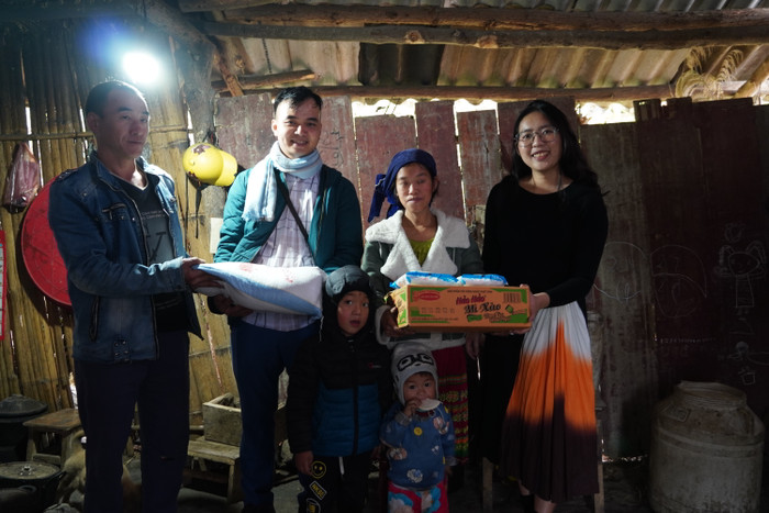 Trao quà cho gia đình có hoàn cảnh khó khăn. (Ảnh: Nhật Trường).
