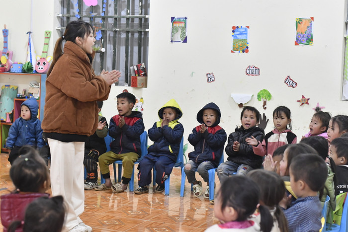 Nữ giáo viên cùng các em học sinh trong giờ học hát. (Ảnh: Mai Huệ). Nữ giáo viên cùng các em học sinh trong giờ học hát. (Ảnh: Mai Huệ).