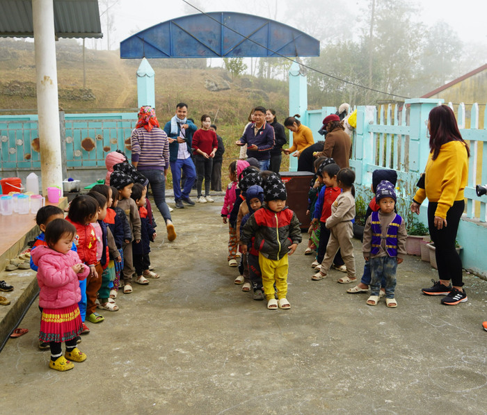 Học sinh Trường Mầm non Hấu Chua chuẩn bị tham gia trò chơi. (Ảnh: Ngọc Mai).