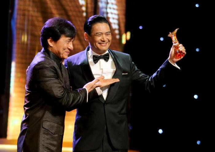 Diễn viên Thành Long trao giải Những đóng góp nổi bật trong năm cho Châu Nhuận Phát.