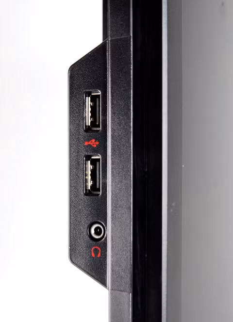 Hai cổng USB và cổng âm thanh bên cạnh trái. Hai cổng USB và cổng âm thanh bên cạnh trái.