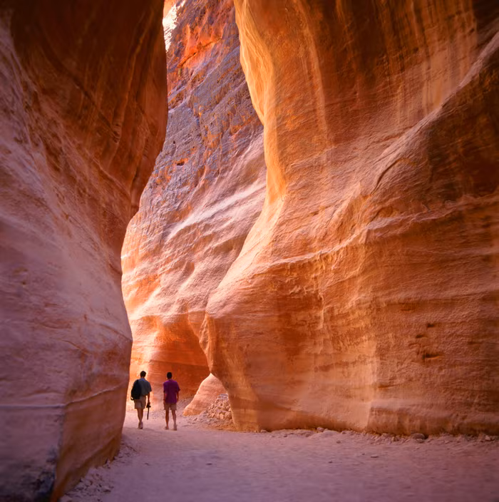 Siq, một hẻm hẹp, là lối đi dẫn tới thành phố ẩn Petra.