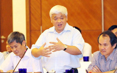 Bầu Kiên trình bày tham luận tại hội nghị các ông bầu. Ảnh: VSI Bầu Kiên trình bày tham luận tại hội nghị các ông bầu. Ảnh: VSI