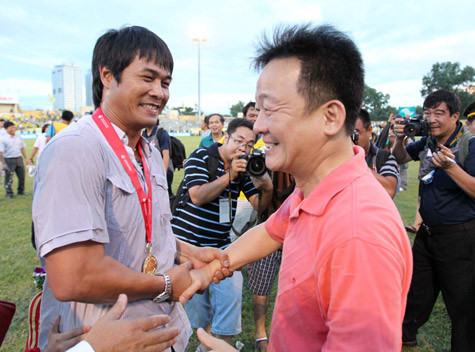 ‘Bầu Hiển’ chúc mừng Hữu Thắng... Ảnh: Quang Minh ‘Bầu Hiển’ chúc mừng Hữu Thắng... Ảnh: Quang Minh