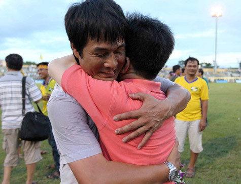 … Và trao cho Thắng ‘mạnh’ cái ôm siết chặt. Ảnh: Quang Minh … Và trao cho Thắng ‘mạnh’ cái ôm siết chặt. Ảnh: Quang Minh