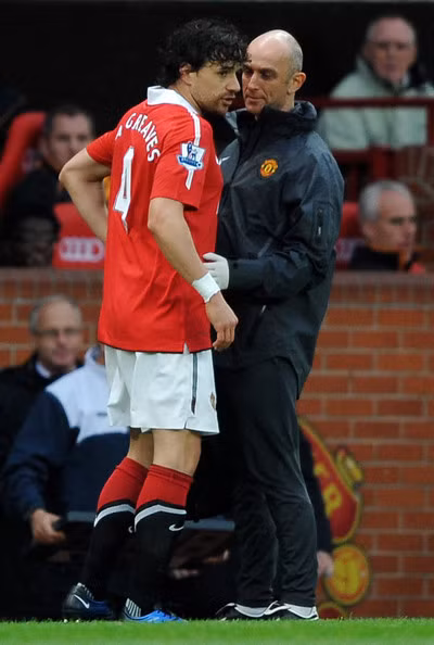 Anh đã có 3 năm đánh vật với những ca mổ đầu gối.