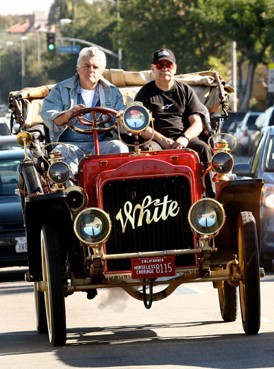 Jay Leno thích rong ruổi trên phố cùng những chiếc xe cổ của mình. Jay Leno thích rong ruổi trên phố cùng những chiếc xe cổ của mình.