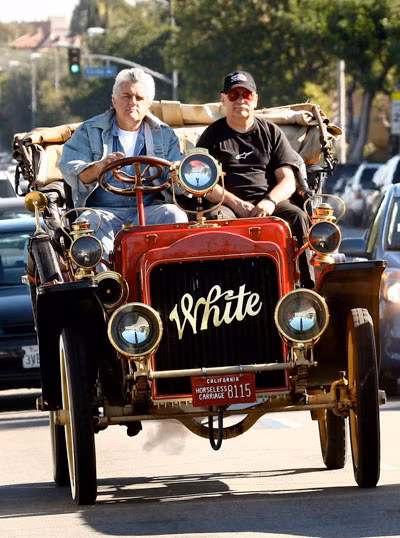Jay Leno thích rong ruổi trên phố cùng những chiếc xe cổ của mình.