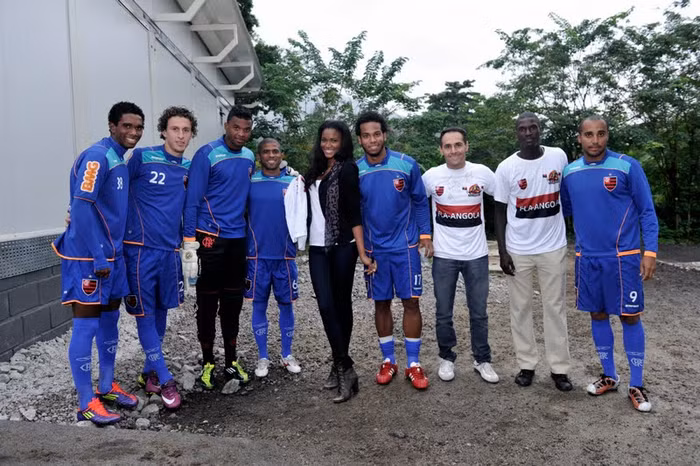 Hoa hậu cùng các thành viên CLB Santos.