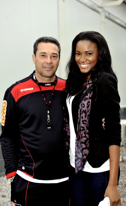 Chụp ảnh cùng HLV Vanderlei Luxemburgo (CLB Santos, Brazil). Chụp ảnh cùng HLV Vanderlei Luxemburgo (CLB Santos, Brazil).