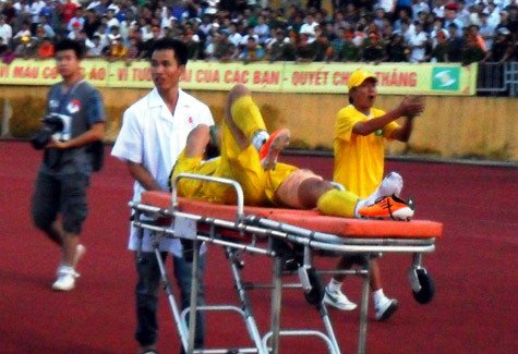 Huy Hoàng nức nở sau khi phải rời sân. Ảnh: Lê Đình