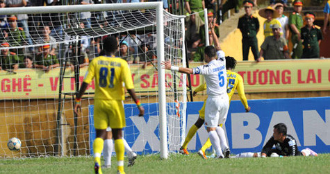 Thủ môn Dương Hồng Sơn đã bắt bóng bật ra tạo điều kiện cho tiền đạo của SLNA ghi bàn - Ảnh: Ngô Nguyễn Thủ môn Dương Hồng Sơn đã bắt bóng bật ra tạo điều kiện cho tiền đạo của SLNA ghi bàn - Ảnh: Ngô Nguyễn