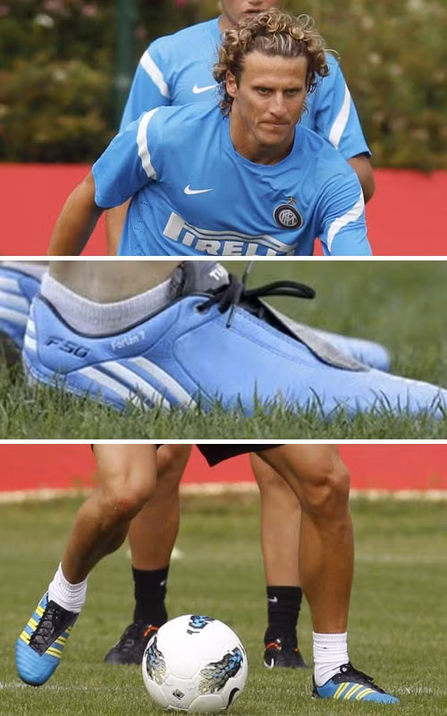 Giày của Forlan có màu áo đội tuyển Uruguay.