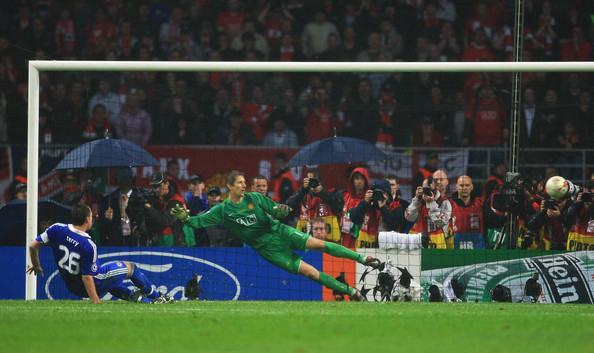 Còn đây là ‘nguyên bản’ cú sút phạt đền trượt của Terry. Còn đây là ‘nguyên bản’ cú sút phạt đền trượt của Terry.