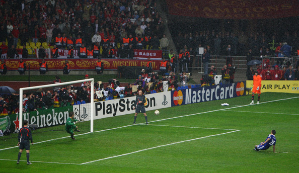 Trời mưa, mặt sân Luzhniki trơn trượt khiến Terry cũng bị trượt chân khi thực hiện cú sút. Trời mưa, mặt sân Luzhniki trơn trượt khiến Terry cũng bị trượt chân khi thực hiện cú sút.