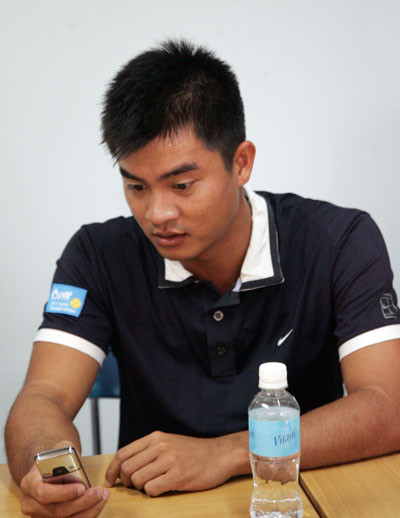 Quốc Khánh trong cuộc họp với Liên đoàn quần vợt TP HCM. Quốc Khánh trong cuộc họp với Liên đoàn quần vợt TP HCM.