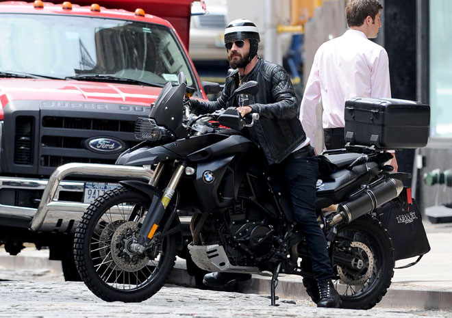 Diễn viên người Mỹ Justin Theroux chọn một chiếc BMW khá ngầu. Diễn viên người Mỹ Justin Theroux chọn một chiếc BMW khá ngầu.