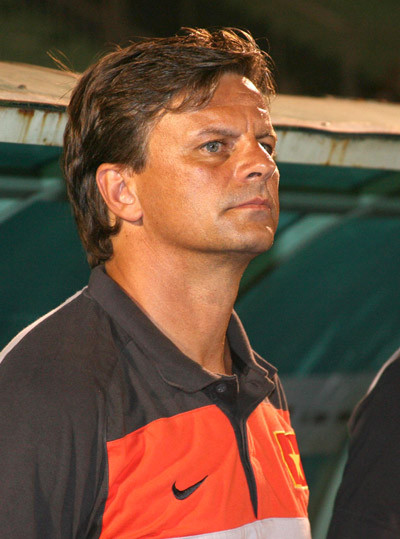 HLV Goetz cần giúp học trò vào trận thoải mái hơn. Ảnh: VSI