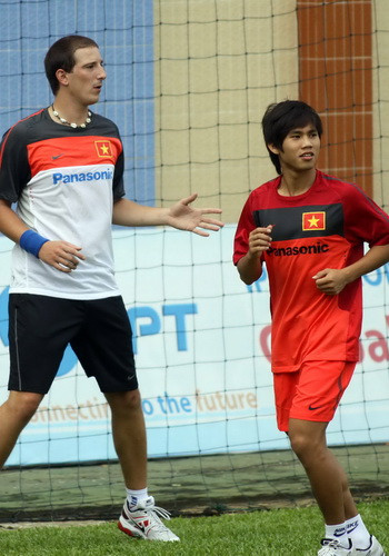 Trung vệ Long Giang tập riêng ngoài sân. Trung vệ Long Giang tập riêng ngoài sân.