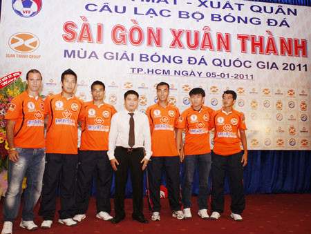 Bầu Thụy (giữa) trong buổi lễ xuất quân của CLB Sài Gòn Xuân Thành ở mùa bóng 2011.Ảnh: Dũng Phương Bầu Thụy (giữa) trong buổi lễ xuất quân của CLB Sài Gòn Xuân Thành ở mùa bóng 2011.Ảnh: Dũng Phương