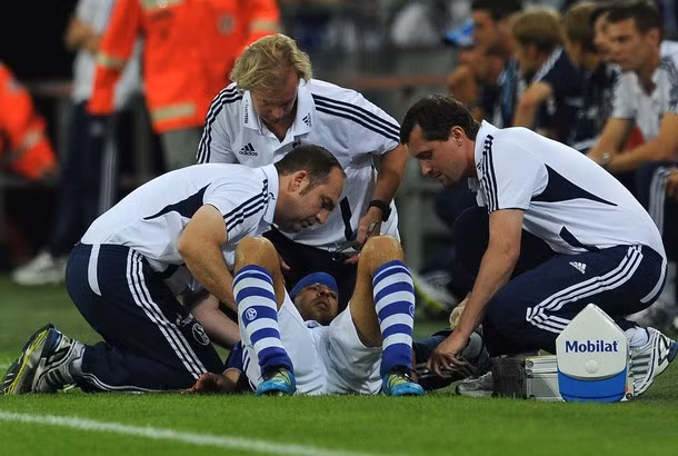 Có những lúc, lão tướng người Tây Ban Nha phải nằm sân…