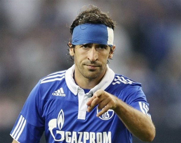 Raul đã phải nhờ các bác sĩ băng bó vết thương…