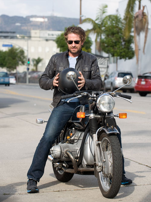 Diễn viên Gerard Butler, lại là Harley Davidson. Diễn viên Gerard Butler, lại là Harley Davidson.