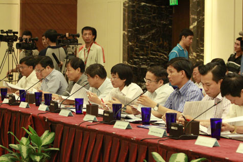 Các ông bầu nhất loạt ủng hộ bầu Kiên, bầu Đức. Ảnh: Vũ Ngọc Các ông bầu nhất loạt ủng hộ bầu Kiên, bầu Đức. Ảnh: Vũ Ngọc